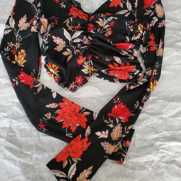 Floral Ruched Crop Top - Picture 2 of 3